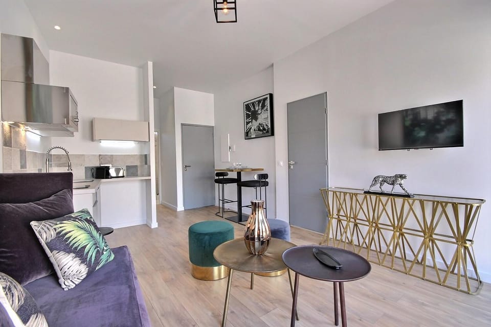 TV and multimedia, Kitchen or kitchenette, Living room, minibar, stove