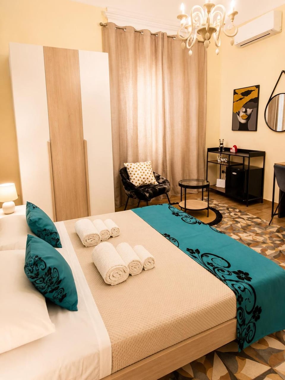 Bed, TV and multimedia, Living room, Seating area, Bedroom, internet, towels, air conditioner