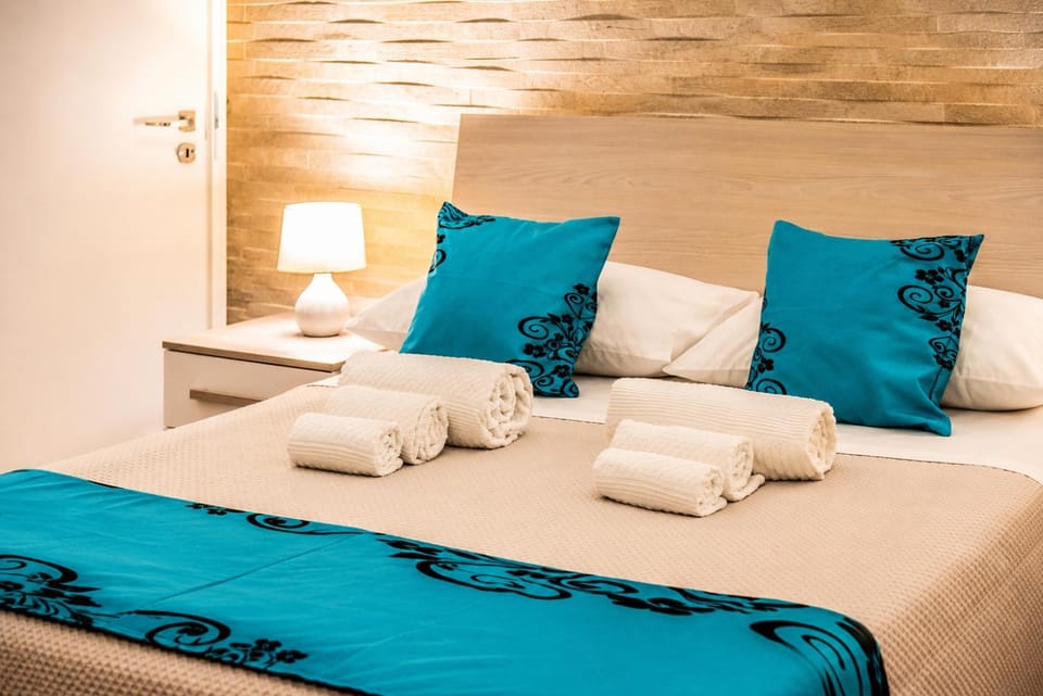 Bed, TV and multimedia, Living room, Seating area, Bedroom, internet, towels, air conditioner