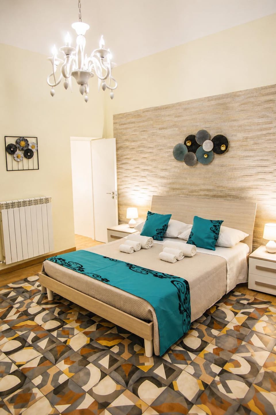 Bed, TV and multimedia, Living room, Seating area, Bedroom, internet, towels, air conditioner