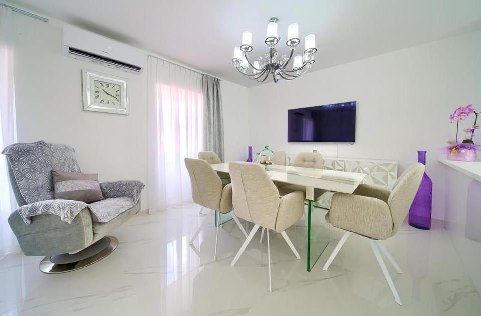 Communal lounge/ TV room, Seating area, Dining area