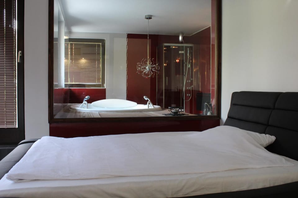 Sauna, Steam room, Bathroom, Bedroom