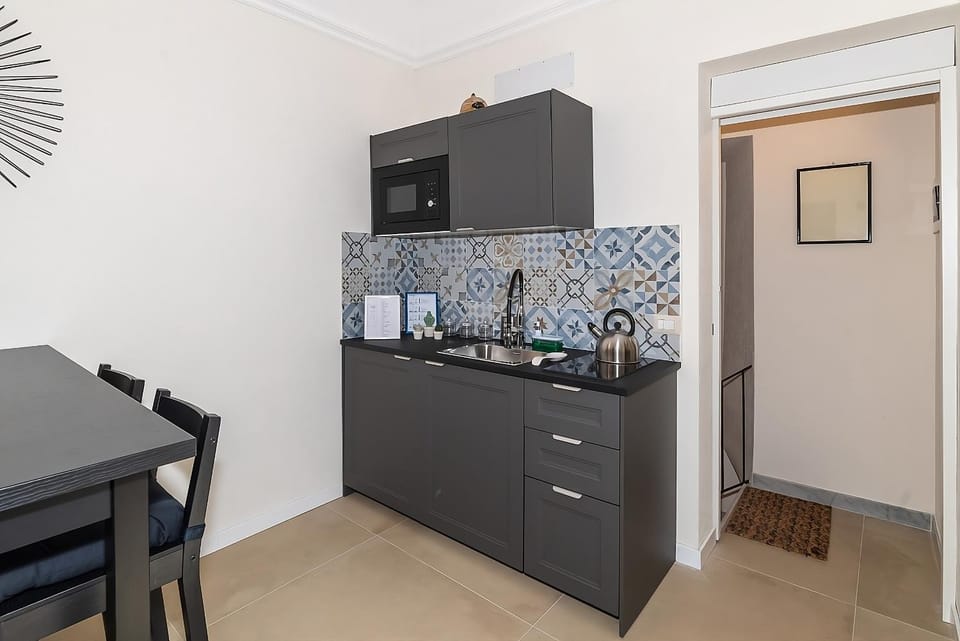 Kitchen or kitchenette, Dining area, minibar, oven, stove