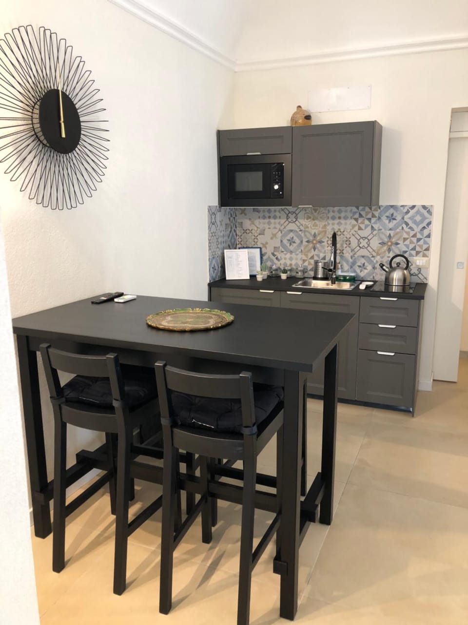 Kitchen or kitchenette, Dining area, minibar, stove