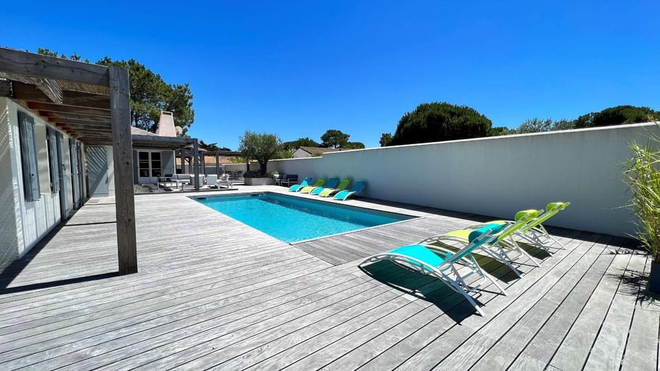 Balcony/Terrace, Pool view, Swimming pool, sunbed