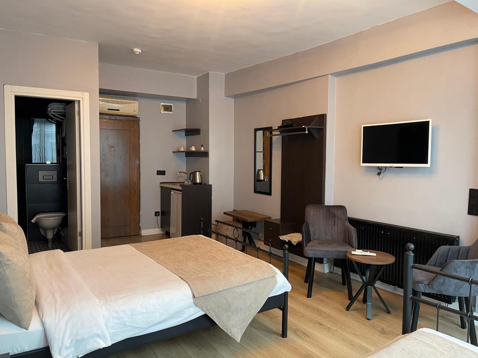 Communal lounge/ TV room, Bed, TV and multimedia, Kitchen or kitchenette, Living room, Photo of the whole room, Seating area, Dining area, Bedroom, hair dresser