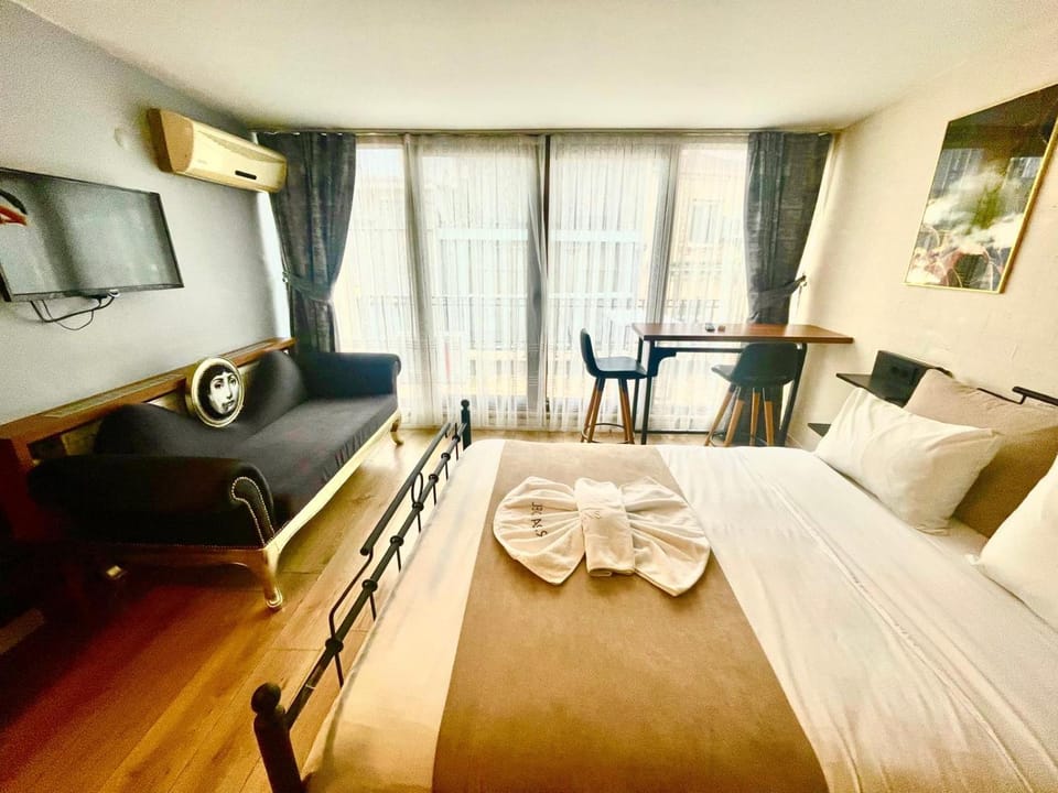 Bed, TV and multimedia, Photo of the whole room, Seating area, Dining area, towels, air conditioner