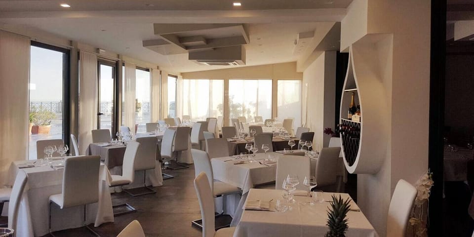 Restaurant/places to eat, Breakfast, air conditioner