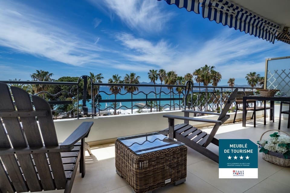 Cannes Croisette Superbe 3P front de mer Apartment in Cannes