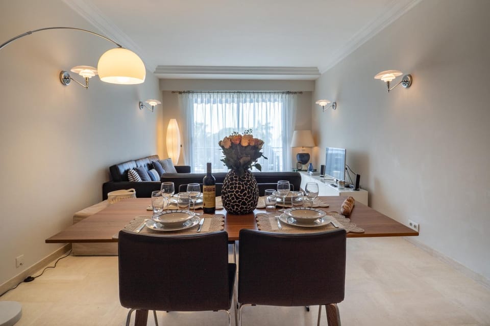 Cannes Croisette Superbe 3P front de mer Apartment in Cannes