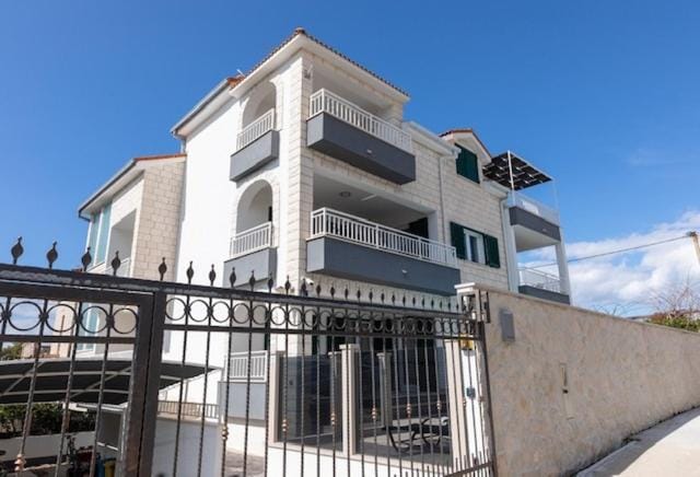 Property building, Facade/entrance, Off site