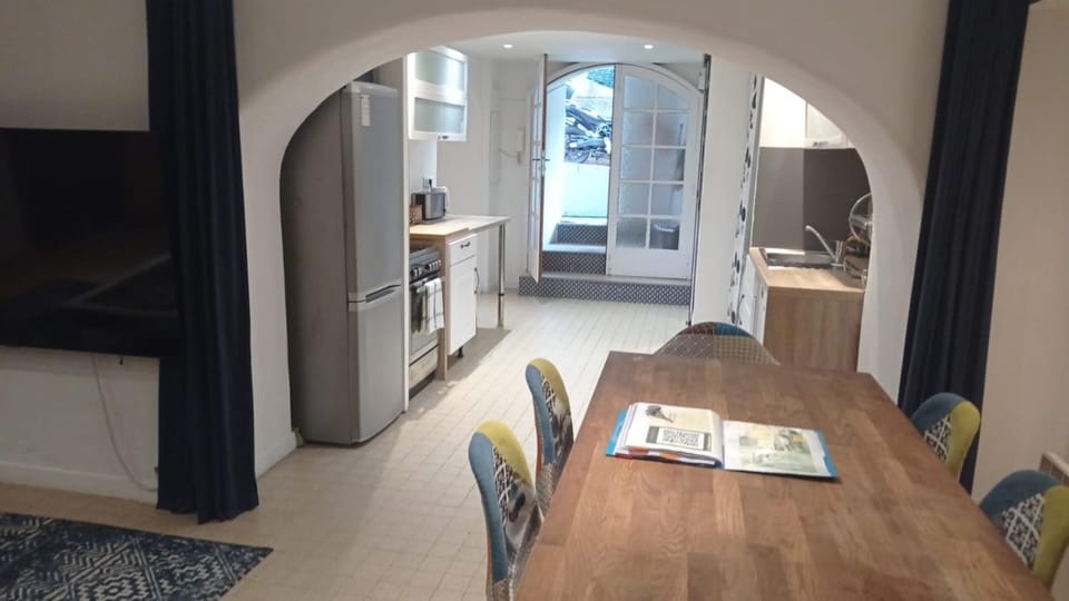 Charming and Modern Cave in the Heart of the Port Apartment in Nice