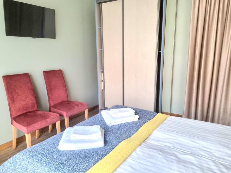 Bed, TV and multimedia, Photo of the whole room, towels, wardrobe