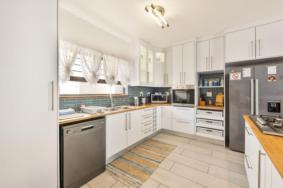 Coffee/tea facilities, Kitchen or kitchenette, dishwasher, oven, stove, toaster