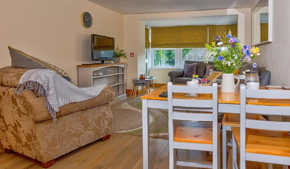 TV and multimedia, Living room, Seating area, Dining area