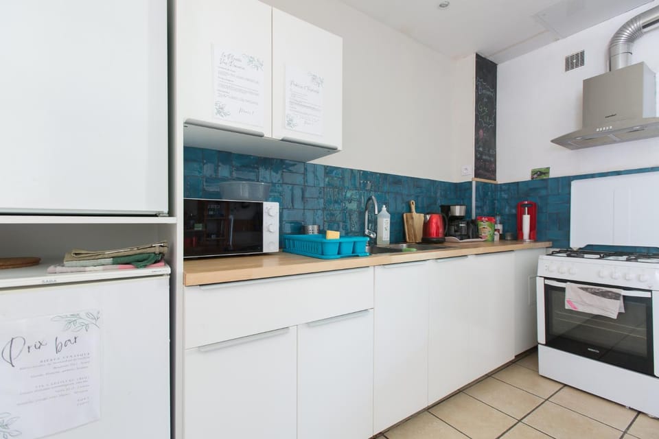 Coffee/tea facilities, Kitchen or kitchenette, oven, stove