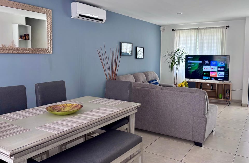 Communal lounge/ TV room, TV and multimedia, Living room, Seating area, Dining area, Evening entertainment, air conditioner