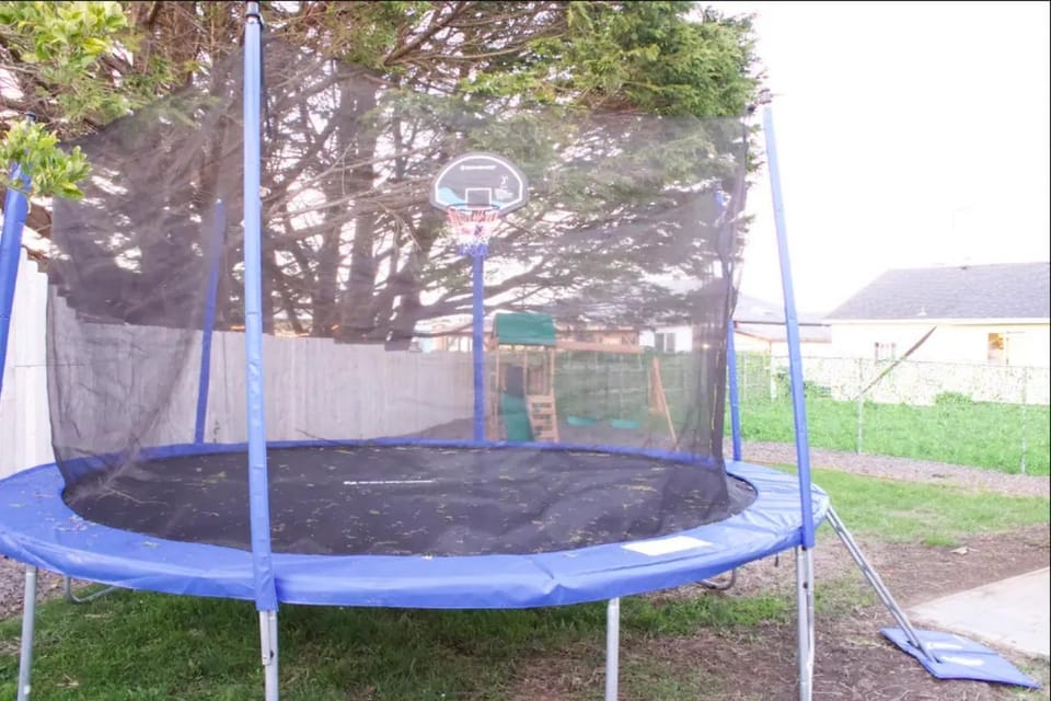 Private Home - Playground, Jumping Mat, BBQ, Darts, Firepit, Gazebo, 4 Smart TVs, White Cotton Bedding, - The Redwood Cul-De Sac Beach Retreat House in Crescent City