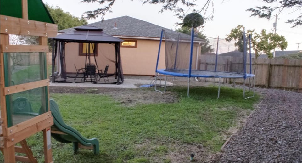 Private Home - Playground, Jumping Mat, BBQ, Darts, Firepit, Gazebo, 4 Smart TVs, White Cotton Bedding, - The Redwood Cul-De Sac Beach Retreat House in Crescent City