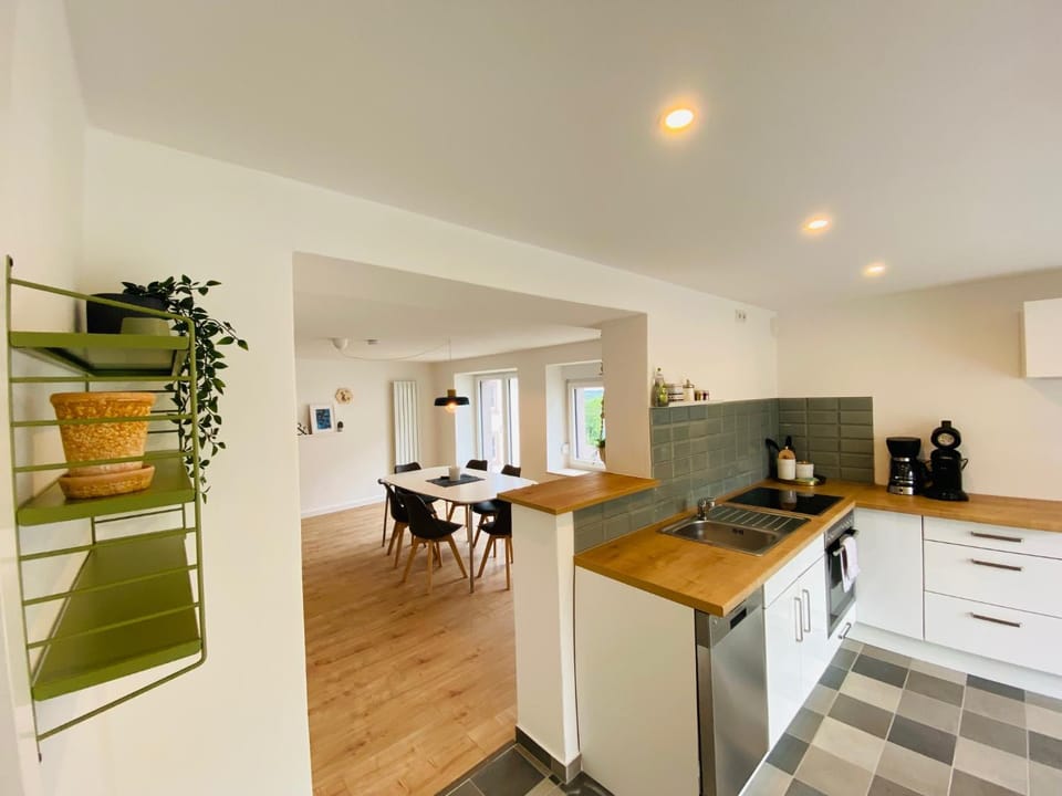 Kitchen or kitchenette, Dining area