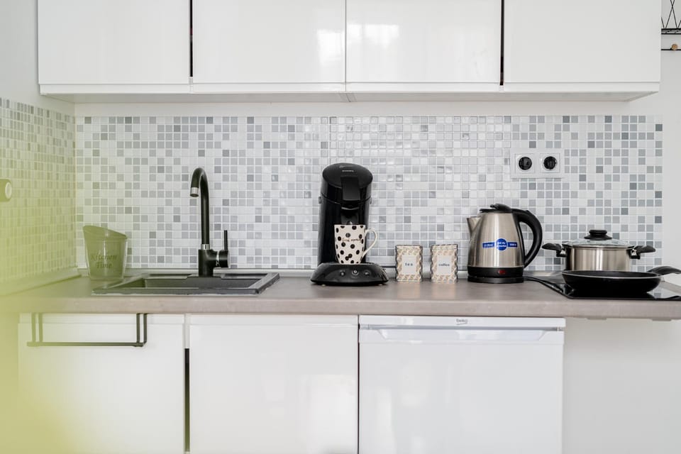 Coffee/tea facilities, Kitchen or kitchenette, stove, toaster