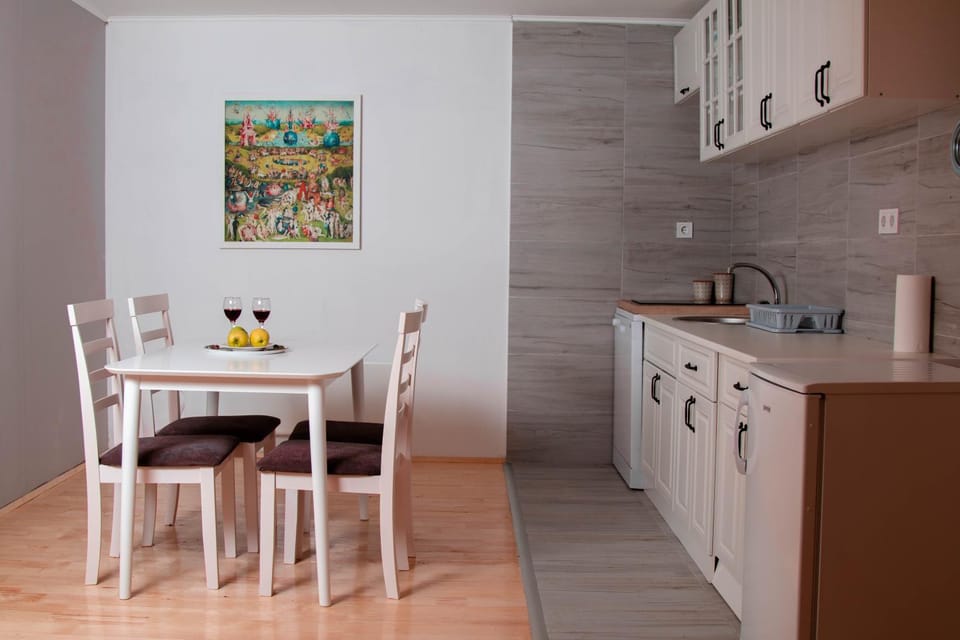 Kitchen or kitchenette, Dining area