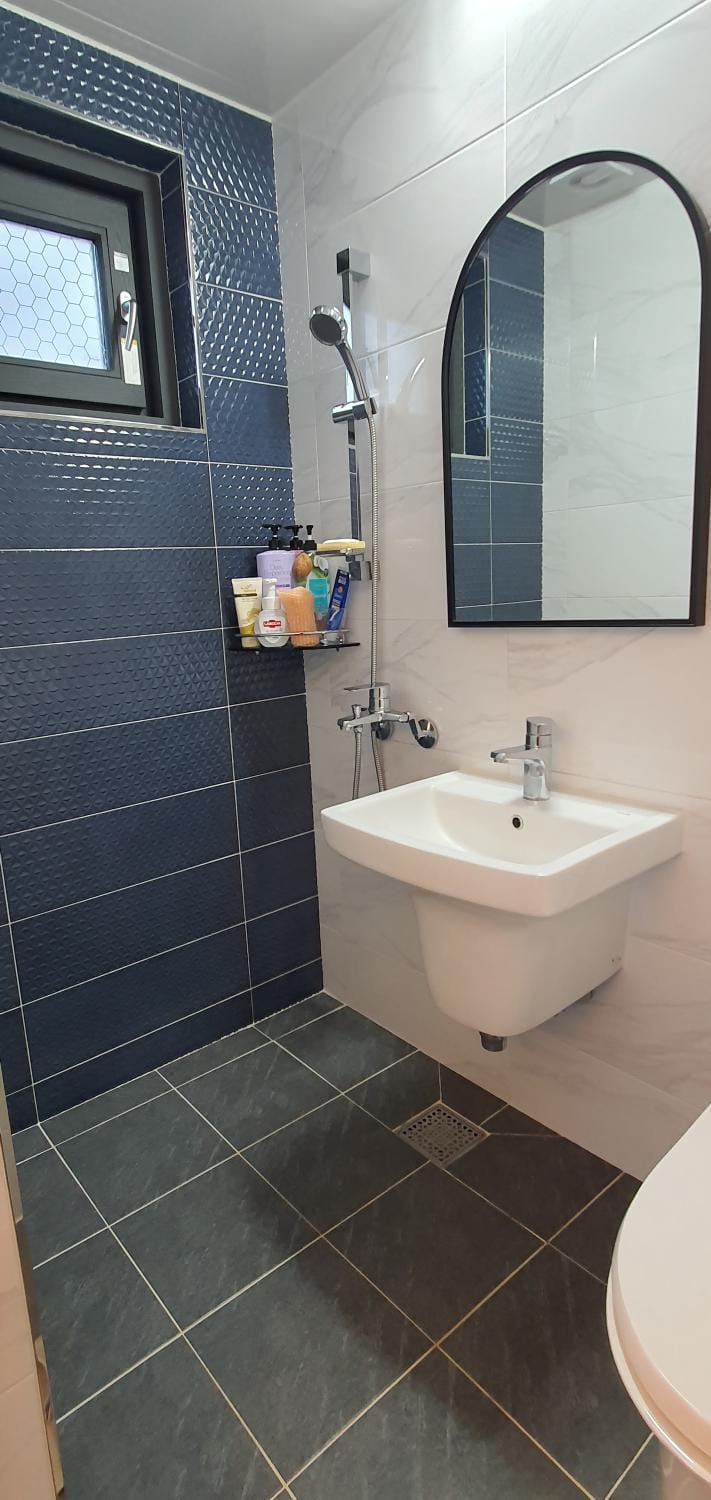 Shower, Toilet, Bathroom, heating, towels