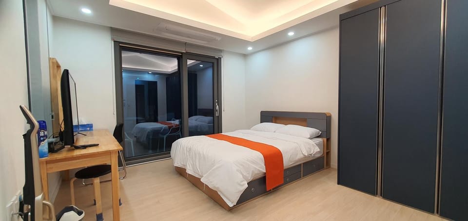 Property building, Bed, TV and multimedia, Bedroom, wardrobe