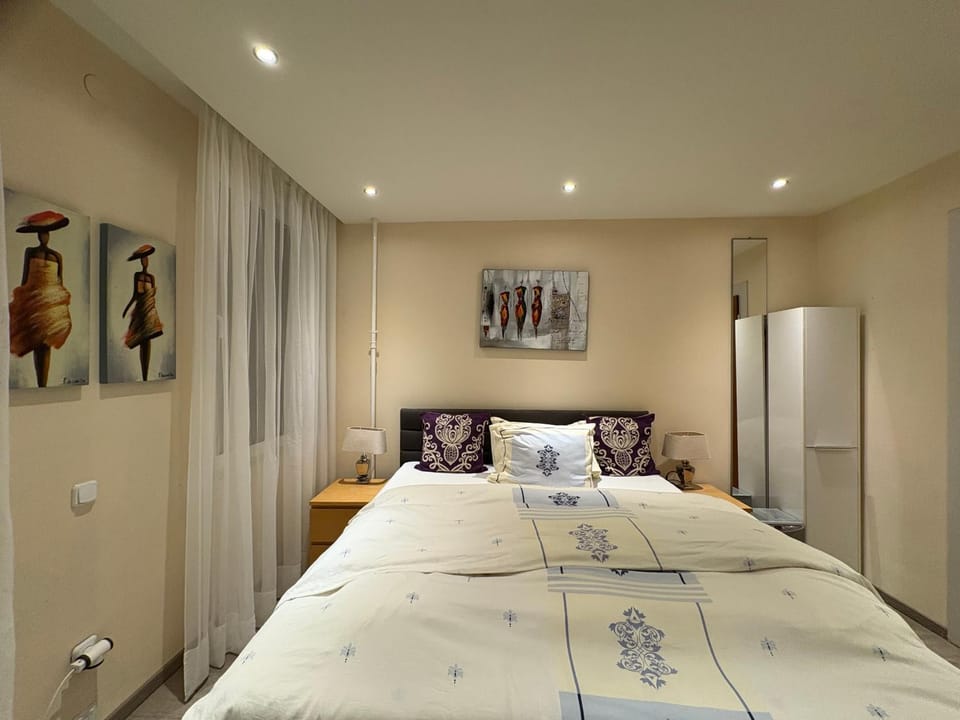 Border Bliss - Private Room with Bathroom in a Cozy Home Vacation rental in Kerkrade