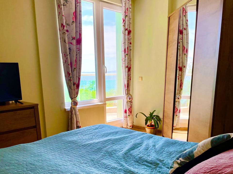 Europe Holiday Apartments First Sea Line Coast Apartment in Pomorie