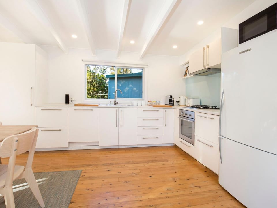 Beachwood - Firepit - Pet Friendly - 2 Mins Walk to the Beach House in Callala Bay