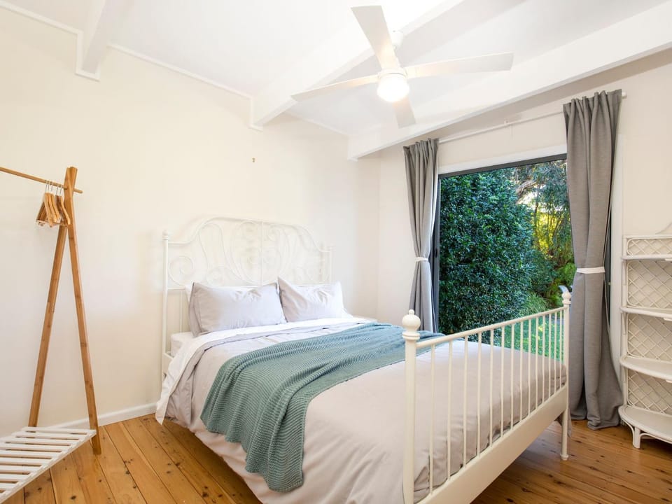 Beachwood - Firepit - Pet Friendly - 2 Mins Walk to the Beach House in Callala Bay