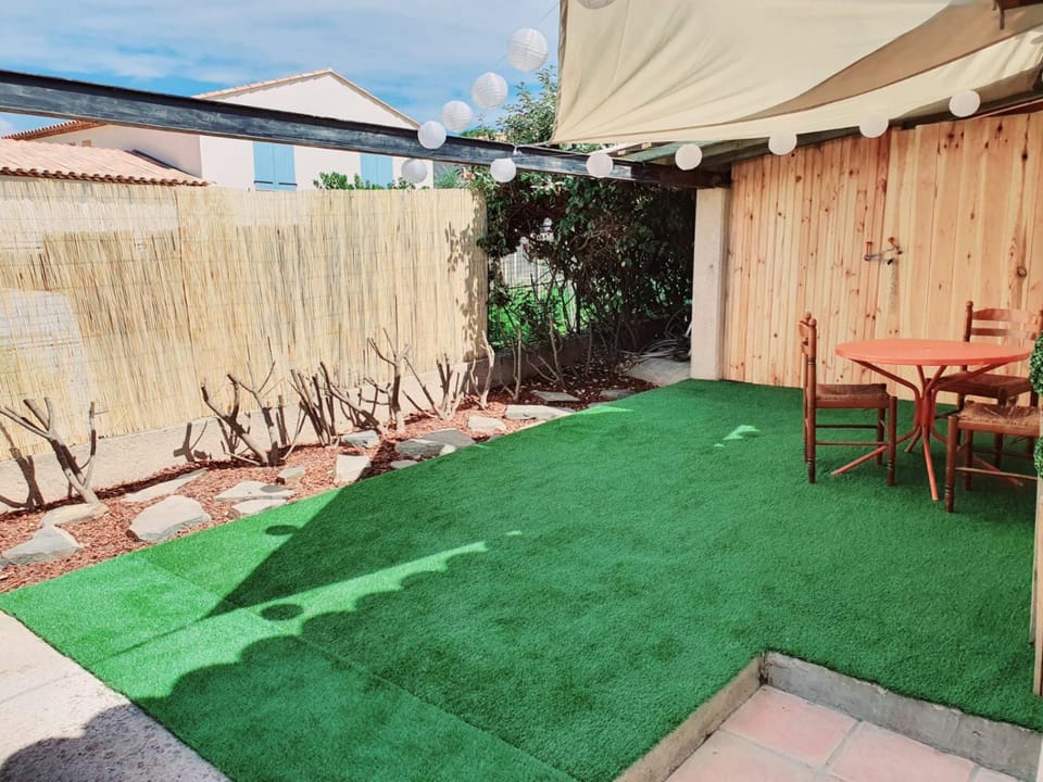 Patio, Dining area, Garden view