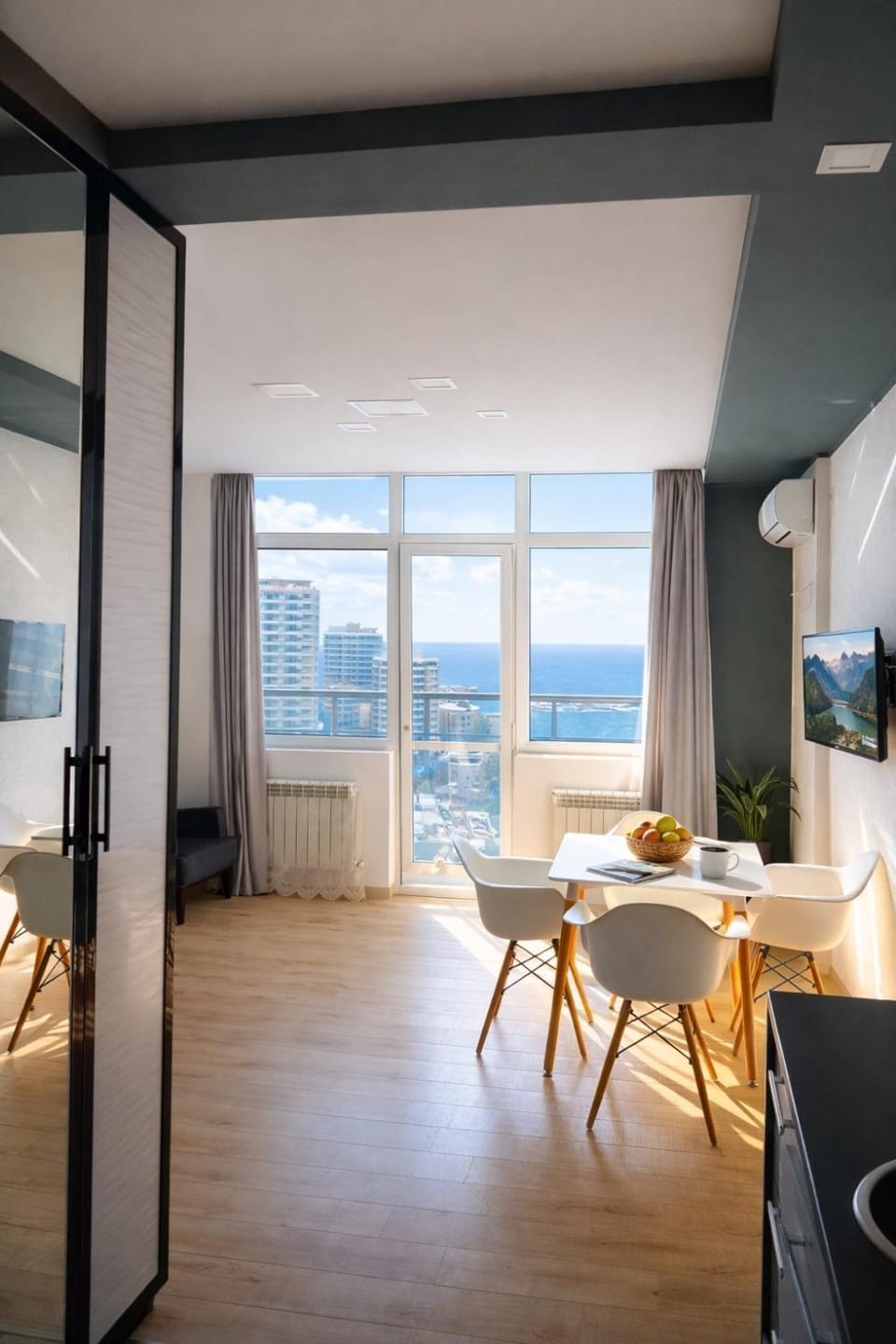 Communal lounge/ TV room, Natural landscape, TV and multimedia, View (from property/room), Balcony/Terrace, Living room, Photo of the whole room, Seating area, Dining area, Sea view