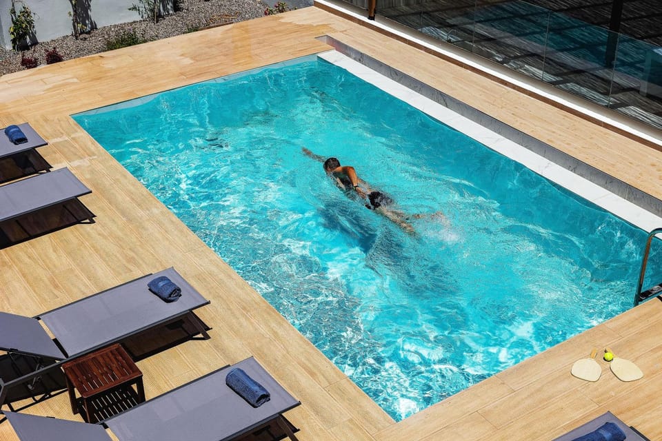 Swimming pool, sunbed