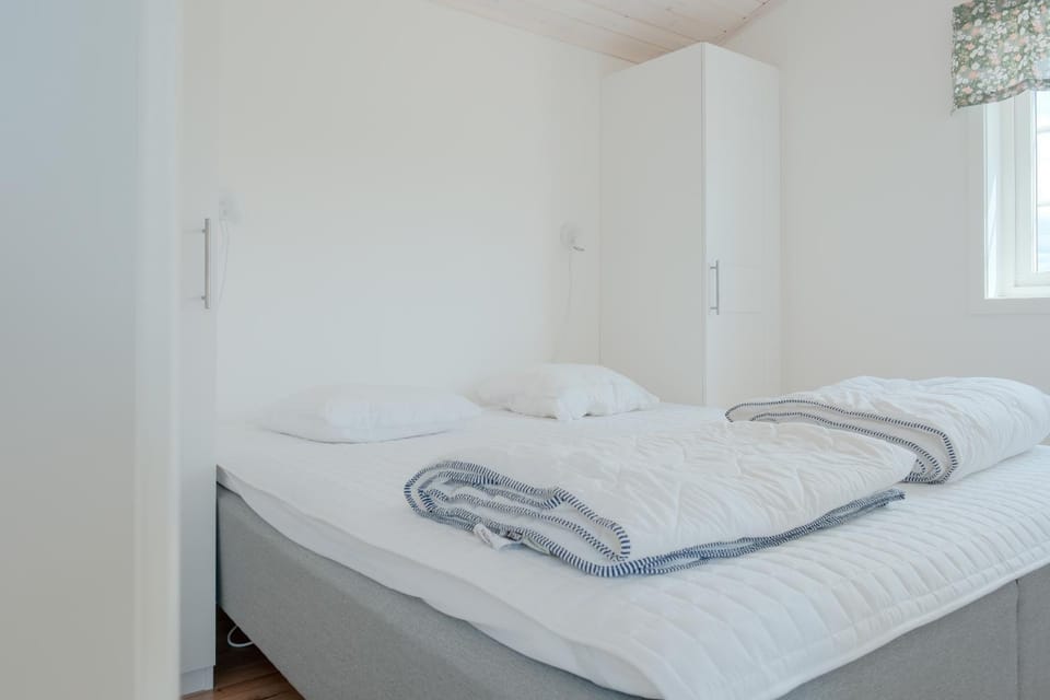 Property building, Bed, Bedroom