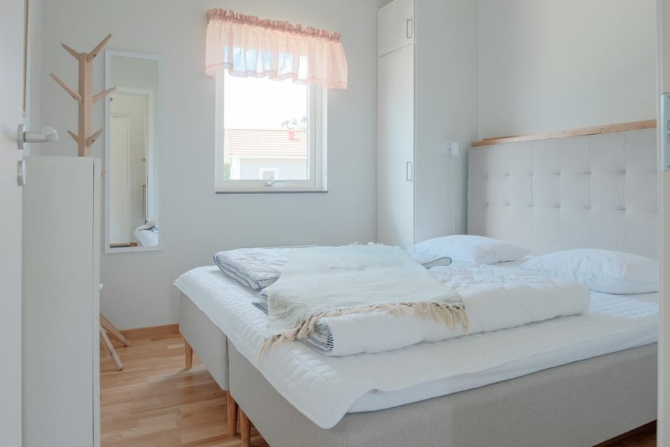 Property building, Bed, Bedroom