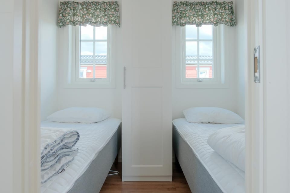Property building, Bed, Bedroom