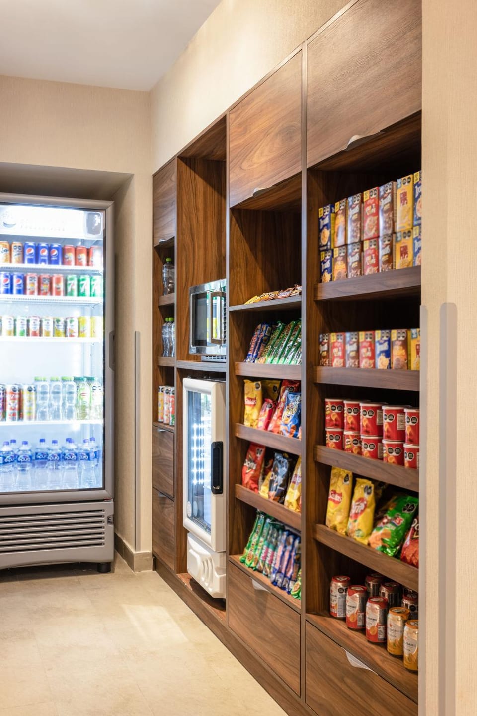 On-site shops, Food and drinks, Food, Supermarket/grocery shop, Drinks, Non alcoholic drinks, vending machine