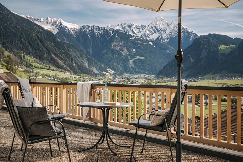 Balcony/Terrace, Mountain view