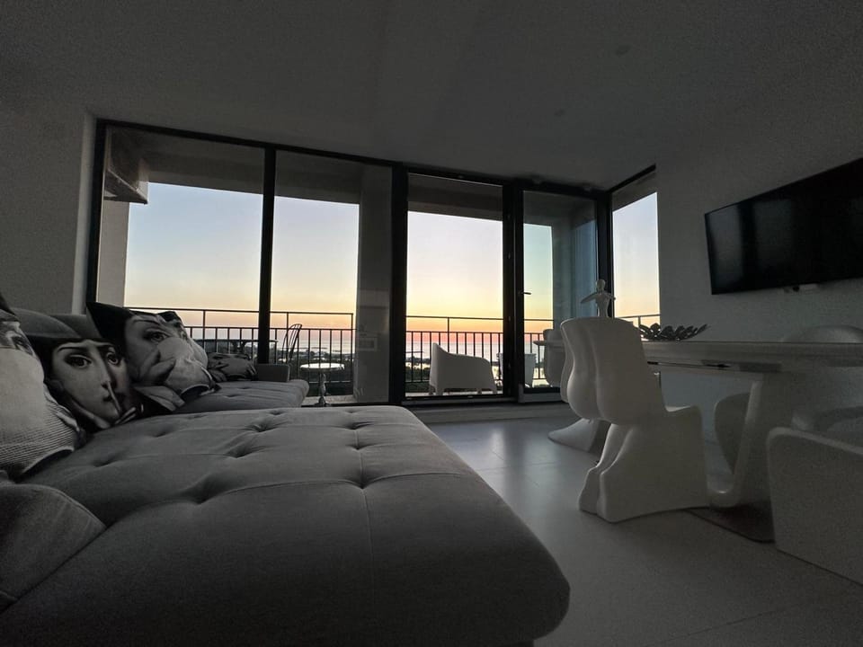 Communal lounge/ TV room, Bed, Natural landscape, TV and multimedia, View (from property/room), Balcony/Terrace, Living room, Photo of the whole room, Seating area, Evening entertainment, Bedroom, Sea view