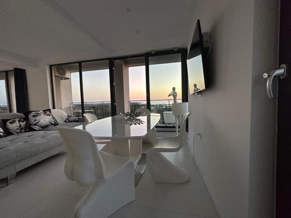 Communal lounge/ TV room, Bed, TV and multimedia, View (from property/room), Balcony/Terrace, Living room, Photo of the whole room, Seating area, Dining area, Evening entertainment, Bedroom