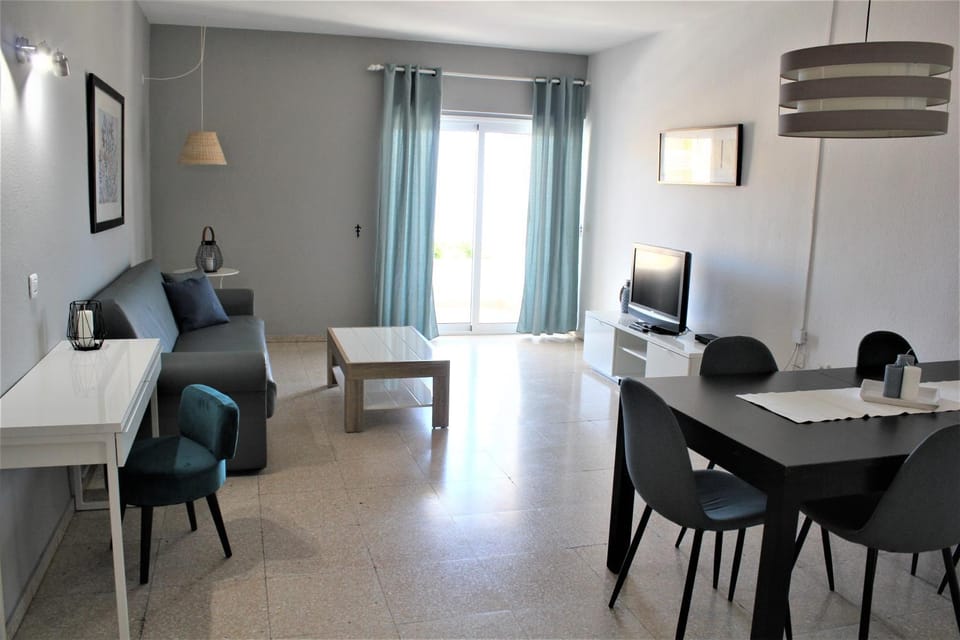 TV and multimedia, Living room, Seating area, Dining area