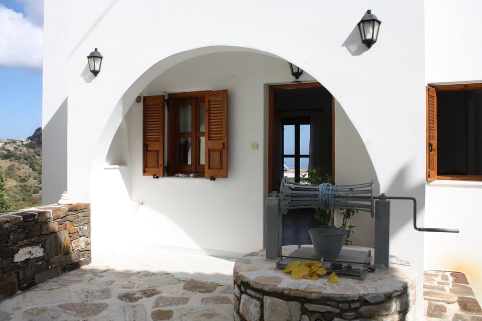 Facade/entrance, Balcony/Terrace