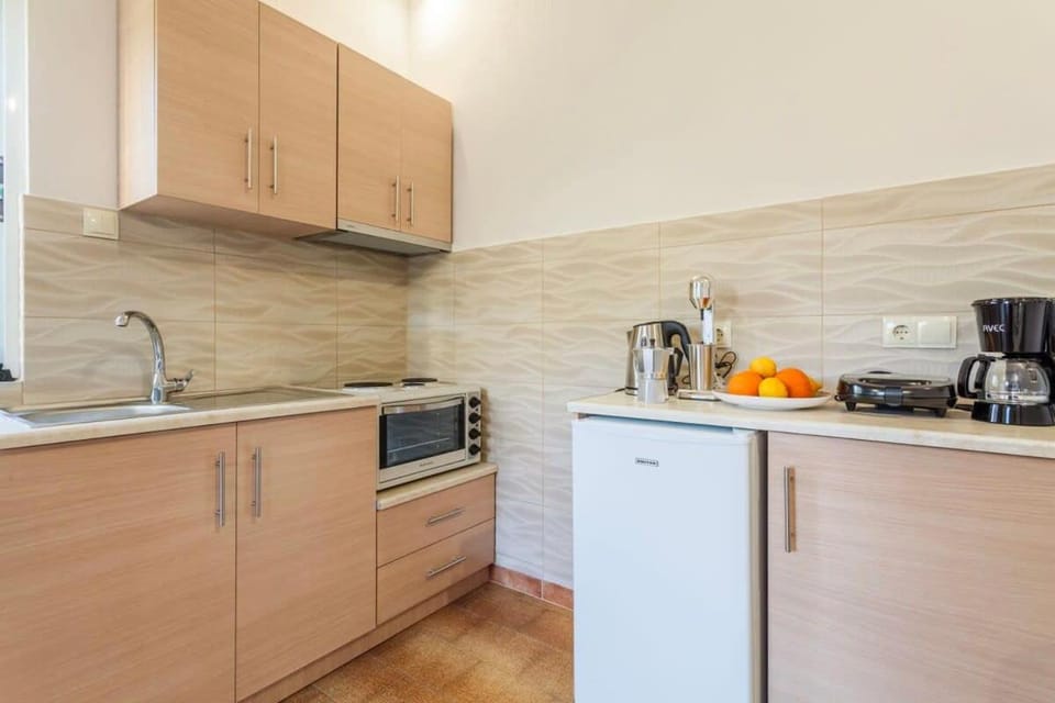 Coffee/tea facilities, Kitchen or kitchenette, stove