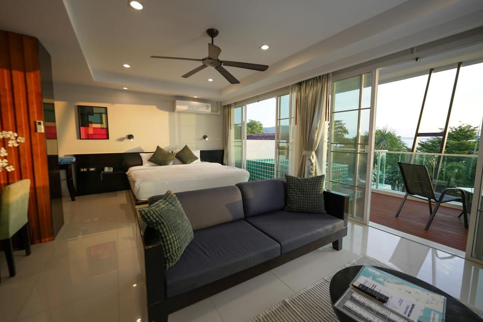 Balcony/Terrace, Bedroom, Pool view, Sea view, Bath