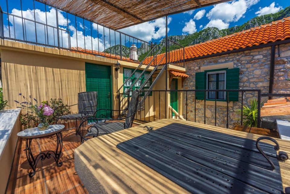 Property building, Patio, Day, Balcony/Terrace, Balcony/Terrace