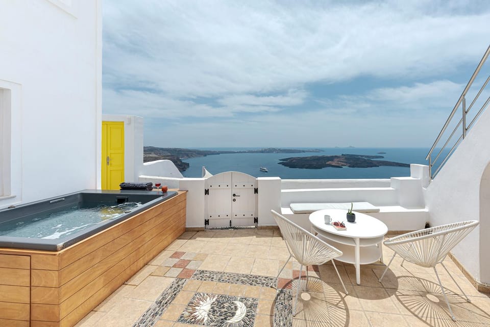 Calderas Hug & Panoramic Sea View - 3 Lux Suites Villa in Imerovigli