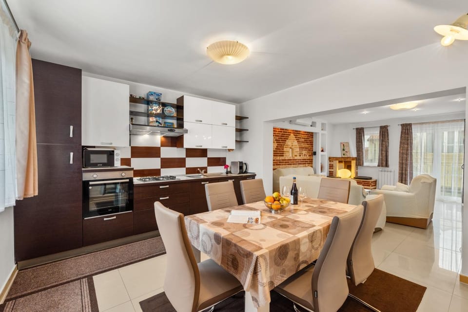 Seating area, Dining area, oven, stove