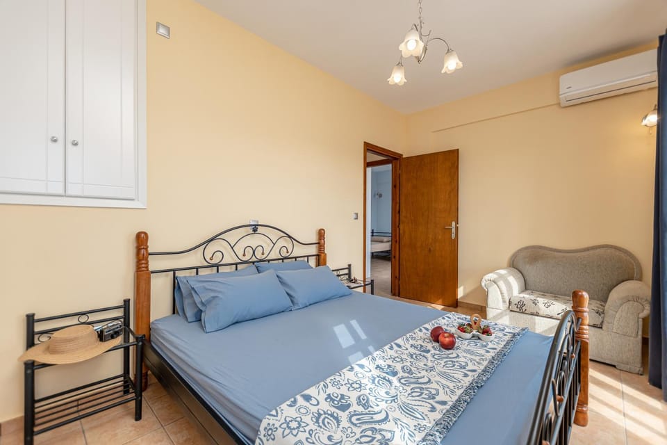 Bed, Seating area